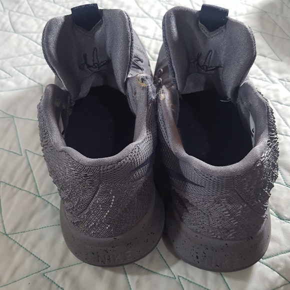 Nike Kyrie 3 Basketball Boys Shoes - Picture 4 of 5